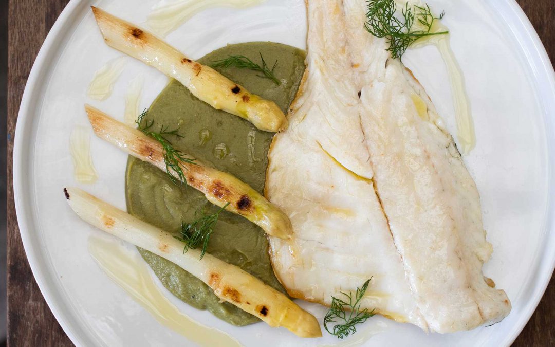 Filetto di Orata con asparagi bianchi su crema di fave